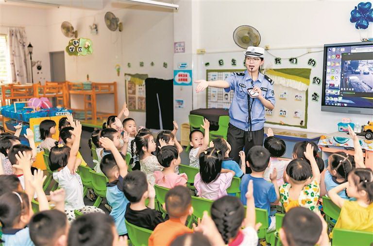 德化县公安局交警大队针对幼儿开展交通安全宣教活动 - 憨鼠网