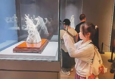 百余件德化瓷亮相中国美术馆 “中国白”展现东方之韵 - 憨鼠网