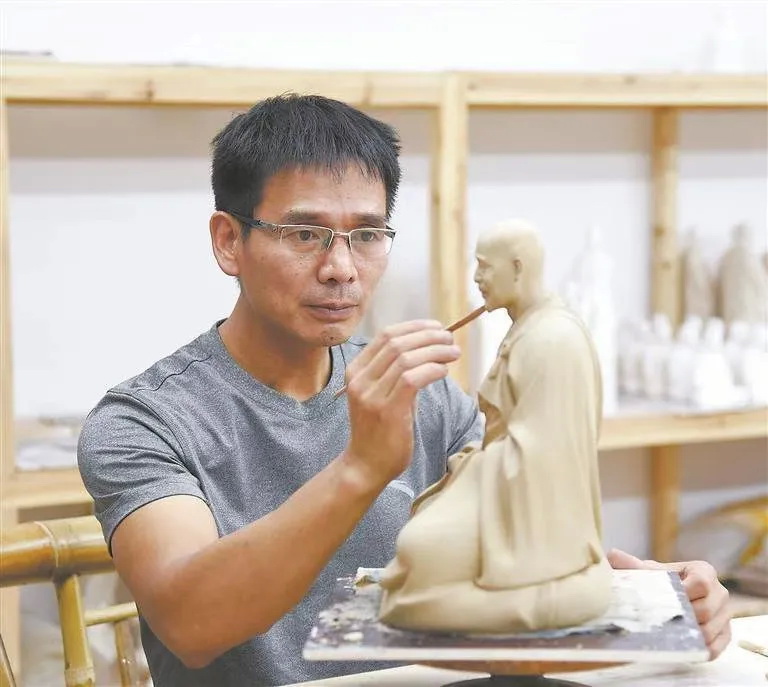 庄少卿：瓷韵流光 匠心筑梦 - 憨鼠网