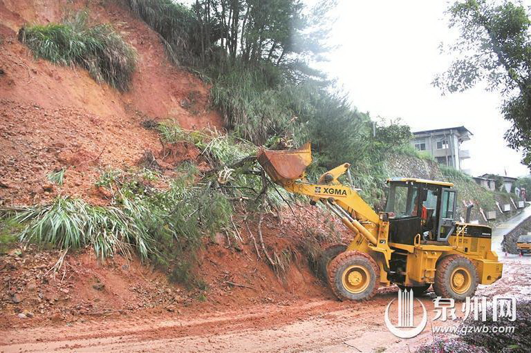 大雨致边坡溜方 省道215线德化段受阻 - 憨鼠网
