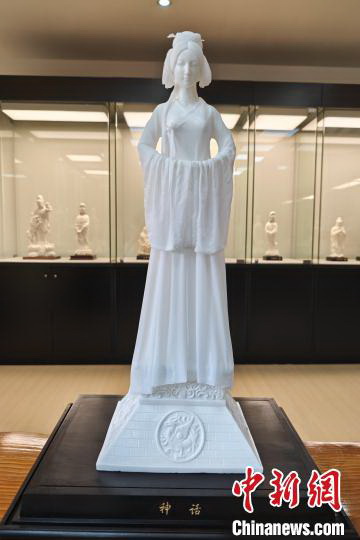 薄如蝉翼，美如神话：德化瓷艺大师以细节展白瓷风华 - 憨鼠网