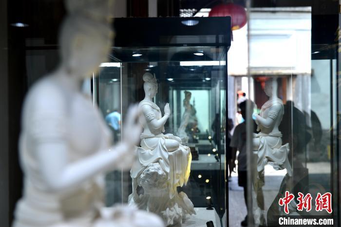 “闽派”特色陶瓷艺术作品系列展福州开展 “中国白”点亮古厝 - 憨鼠网