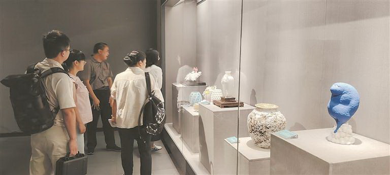 75组师生精美陶瓷作品亮相泉州 - 憨鼠网