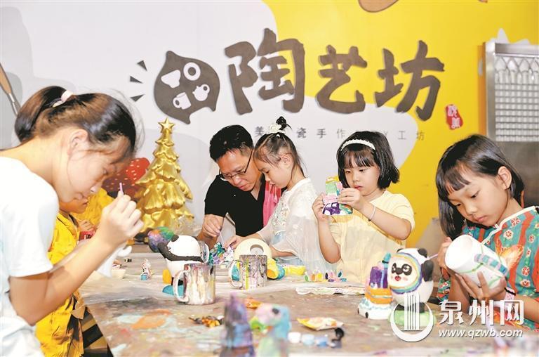 国庆长假期间 游客体验手工制作德化陶瓷 - 憨鼠网