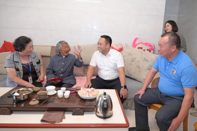 德化县县长方俊钦开展重阳节慰问活动 - 憨鼠网