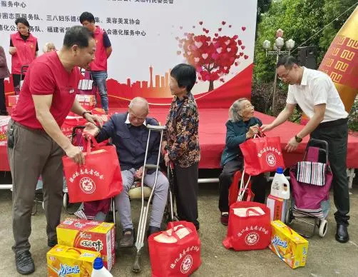 龙浔镇英山村：爱心传递 敬老先行 - 憨鼠网
