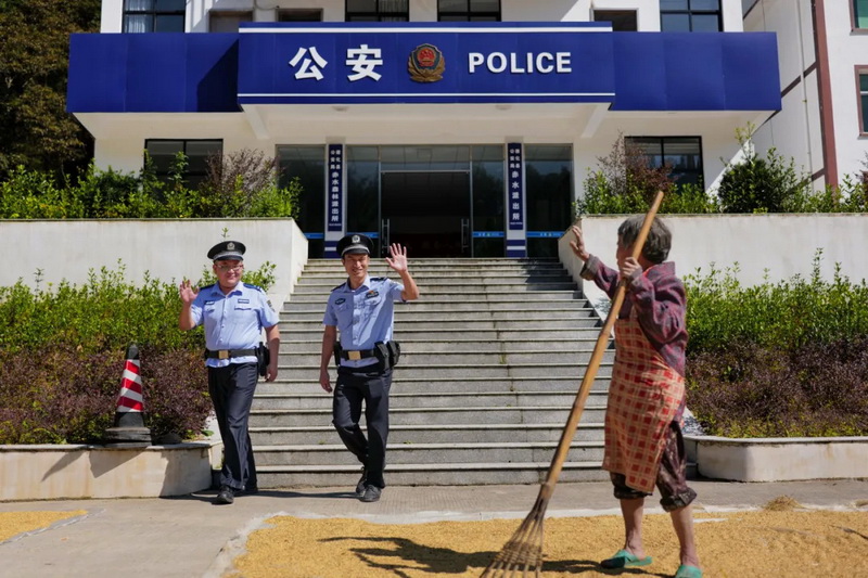 派出所“变身”晒粮场 村民：“好有安全感！” - 憨鼠网