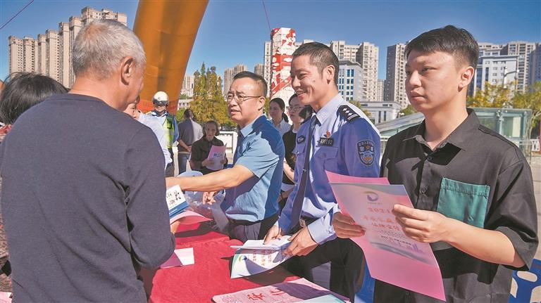 德化县公安局举行赃物发还大会 57万余元赃款赃物归还受害群众 - 憨鼠网