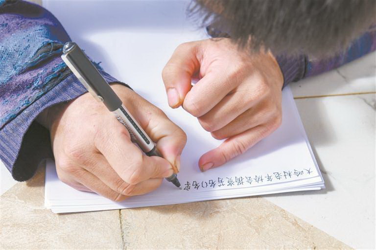 年幼时发烧，让他的智力停留在四五岁——仅上几天学 他趴着书写人生 - 憨鼠网