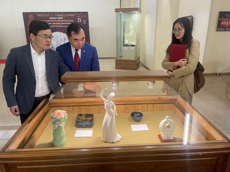 中国福建工艺美术特展在亚美尼亚首都埃里温开展，德化15件陶瓷作品展出 - 憨鼠网