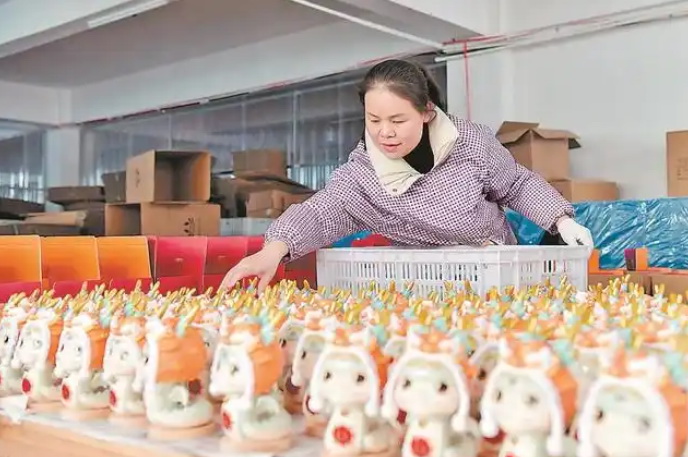 德化：赶制陶瓷年货 - 憨鼠网