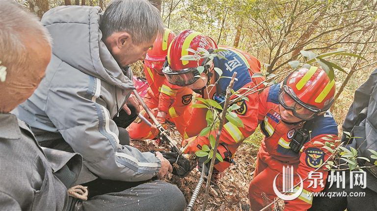 老人采药脚被夹 救援人员帮脱困 - 憨鼠网