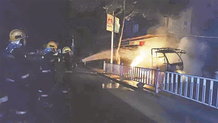 嫌弃三轮挡道 男子烧车被起诉 - 憨鼠网