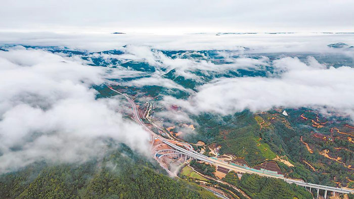政和—永定高速公路德化段宛如一条银色巨龙穿山越岭 - 憨鼠网
