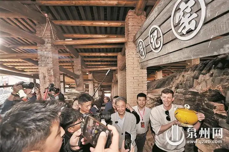 捐赠二战相册的美国小伙埃文·凯尔中国行首站走进泉州德化 - 憨鼠网
