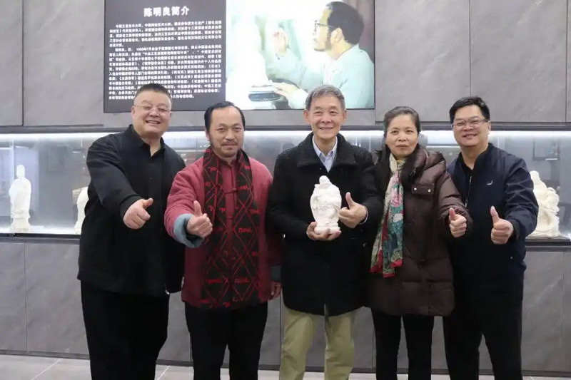 知名演员李光复来到德化瓷艺城·陶瓷街参观 - 憨鼠网