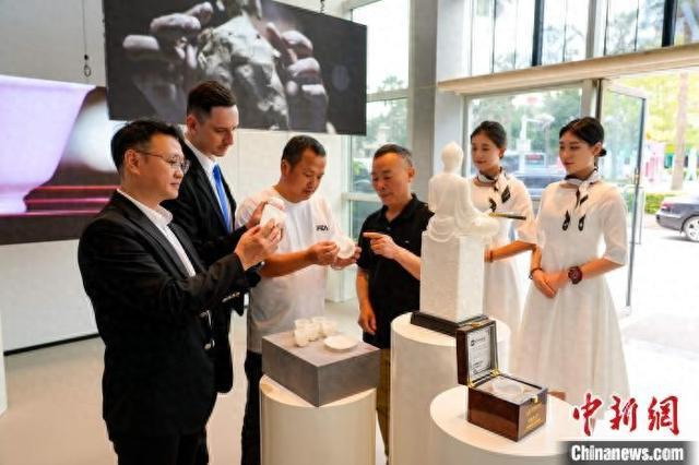 陈清宜白瓷艺术展厦门启幕 “世界最薄的陶瓷杯子”亮相 - 憨鼠网