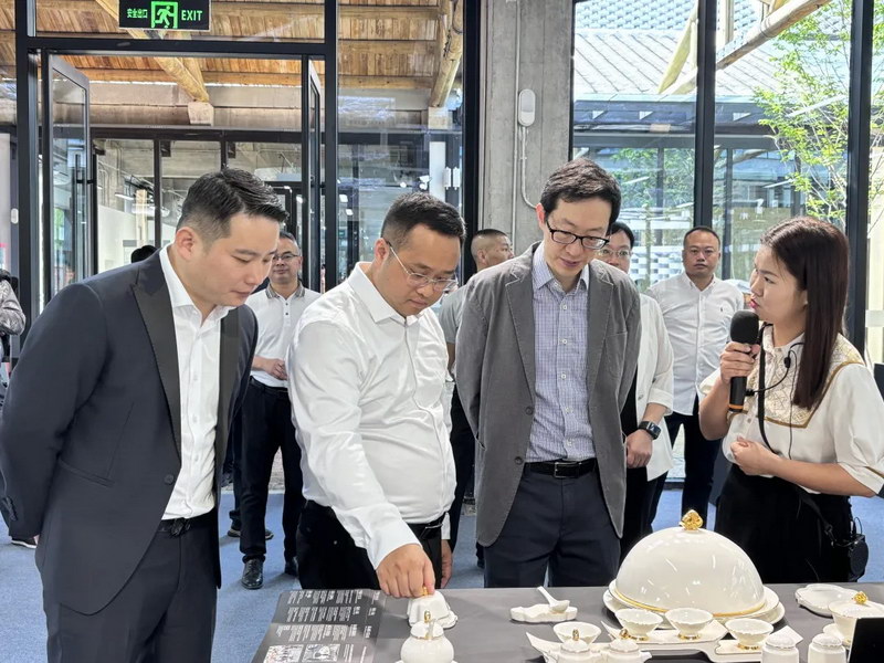 全国政协委员、香港中华厂商联合会会长卢金荣带队到我县参观考察 - 憨鼠网