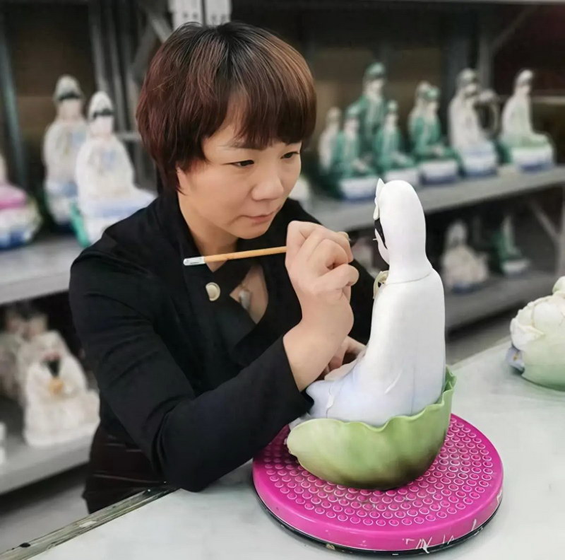 德化瓷都巾帼匠：王瑞婷的荣誉殿堂与艺术坚守 - 憨鼠网