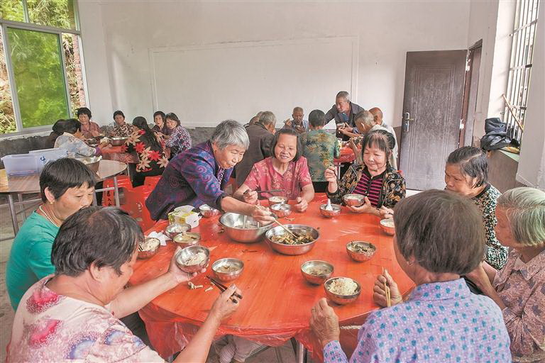 山区举办“爱心食堂+课堂” 让留守老人有“知”有“味” - 憨鼠网