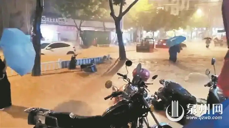 德化突降暴雨 多辆小车被暴涨的溪水冲走 - 憨鼠网