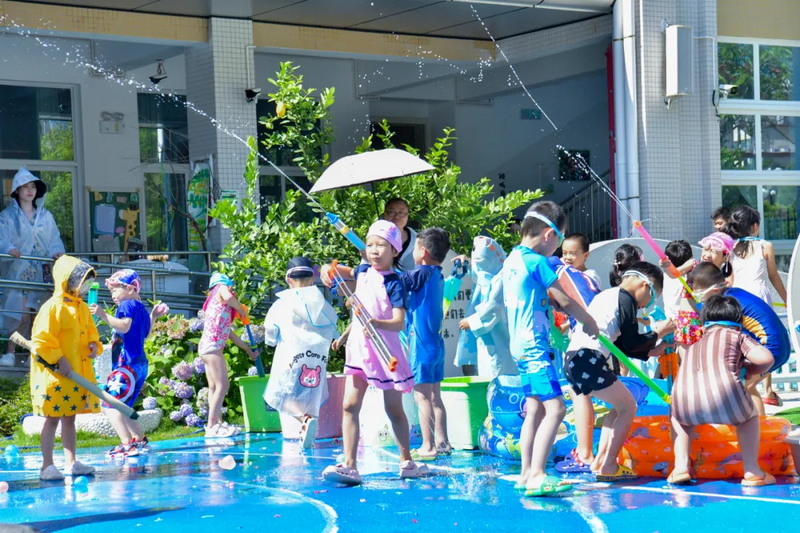 城关幼儿园：打水仗 享清凉 放天性 - 憨鼠网