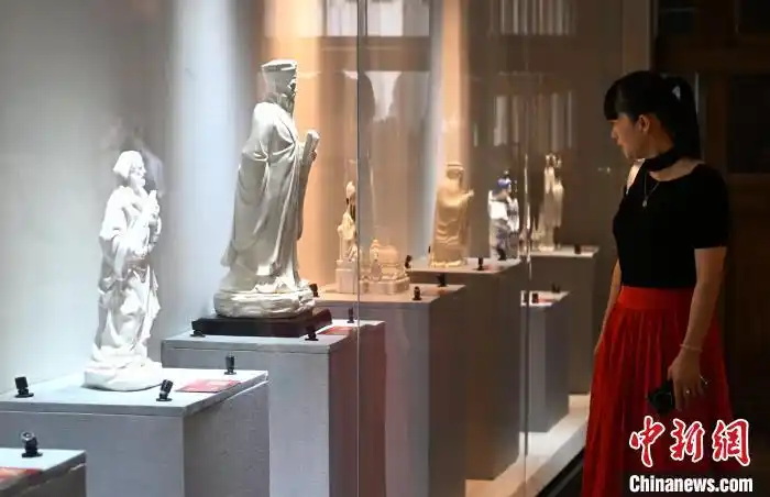 百余件德化县民间文艺家作品在福州展出 展现千年陶瓷艺术魅力 - 憨鼠网