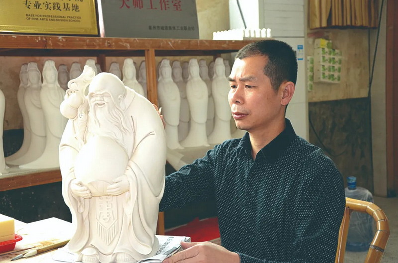 从军旅迈向政协 丹心永驻焕芳华 - 憨鼠网
