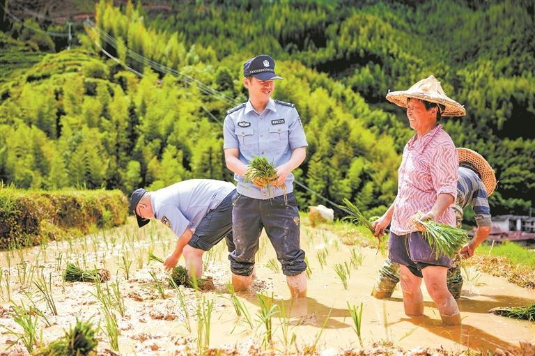 田间地头宣传禁毒 - 憨鼠网