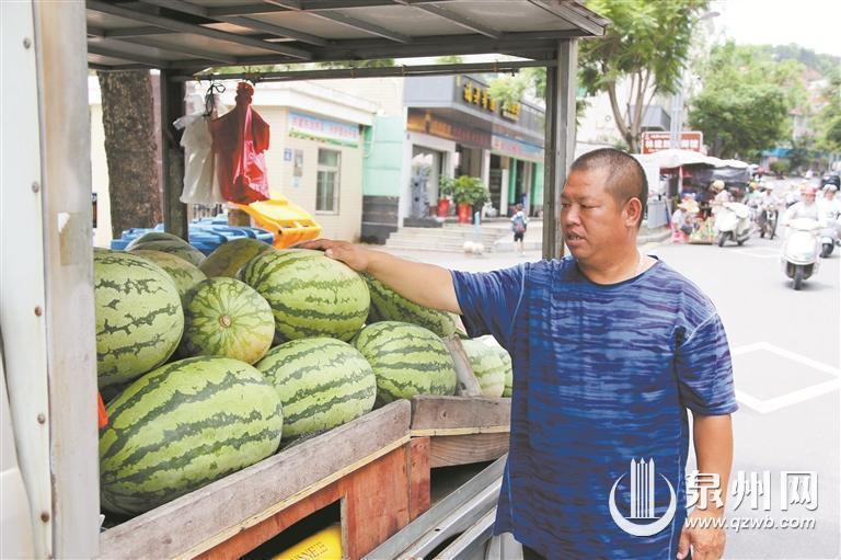 8岁男孩不慎落水，危急时刻——“西瓜叔叔”冲入溪中救人 - 憨鼠网