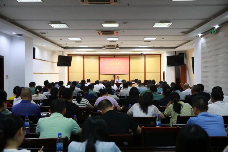 洪志愿讲授深入贯彻中央八项规定精神学习教育专题党课 - 憨鼠网