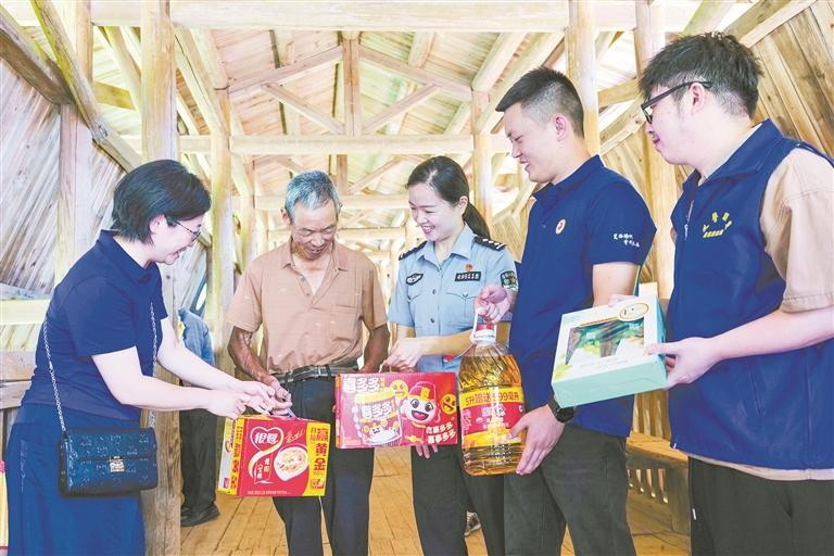 义警联盟队 关爱困难老人 - 憨鼠网