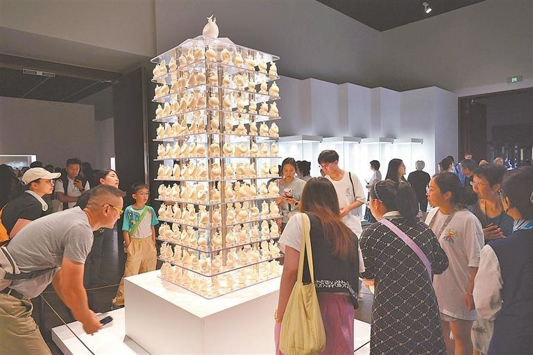 “万象本色——‘中国白·德化瓷’上海艺术大展”启幕 超200件珍品绽放千年瓷光 - 憨鼠网