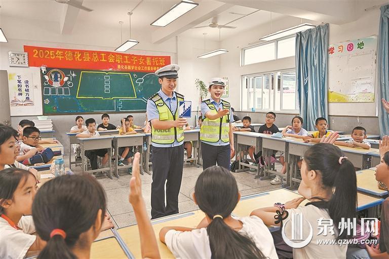 交警进暑托班宣传交通安全 - 憨鼠网
