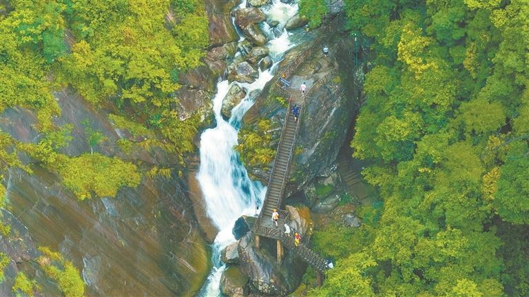 激浪石龙溪 探秘石牛山 近千选手竞逐德化漂流溯溪赛 - 憨鼠网
