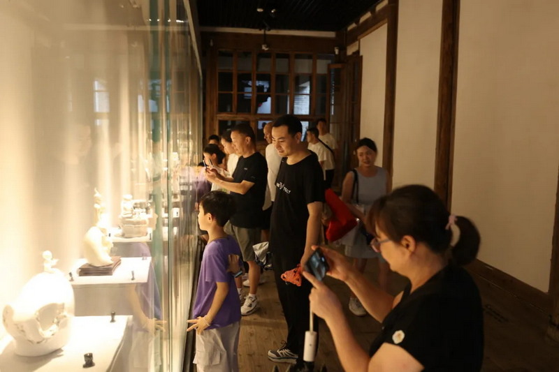 近百件德化陶瓷作品亮相三坊七巷 - 憨鼠网