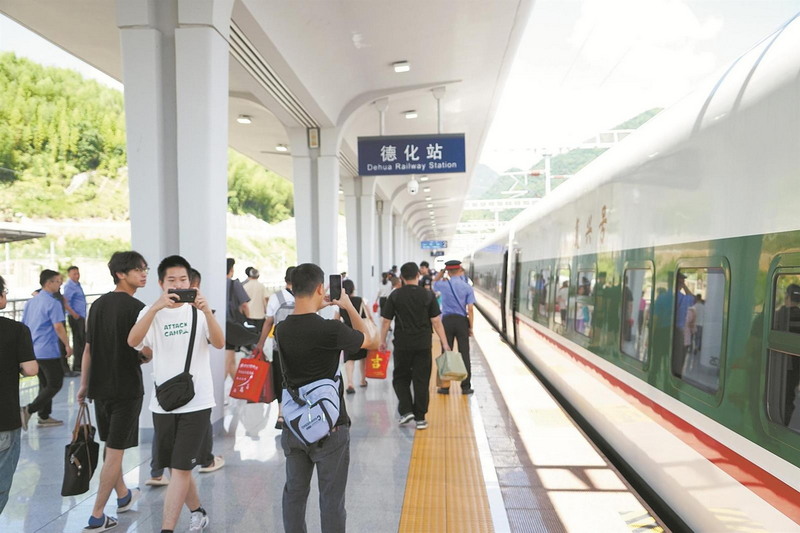 《德化始发福州首趟列车开行》追踪 “复兴号”动车组暑运表现亮眼 - 憨鼠网