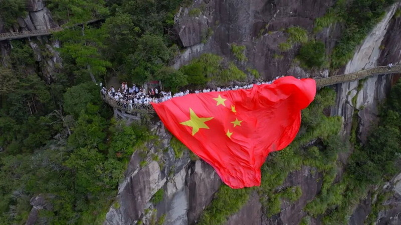 双节假期石牛山景区人气爆棚 游客沉浸式赏景欢度佳节 - 憨鼠网
