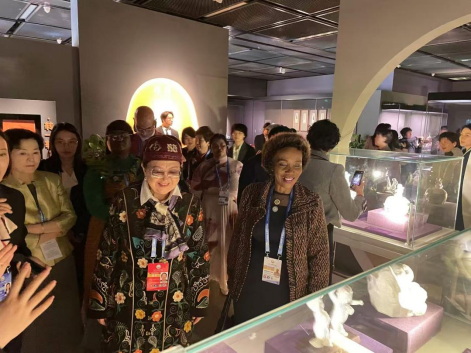 巾帼巧手塑时代芳华 德化白瓷亮相全球妇女峰会 - 憨鼠网