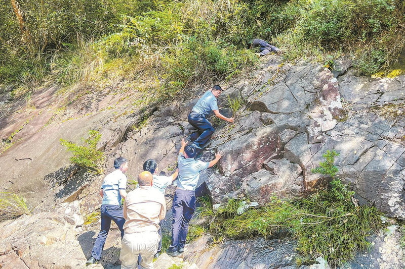 村民采药坠崖 警民联手救出 - 憨鼠网