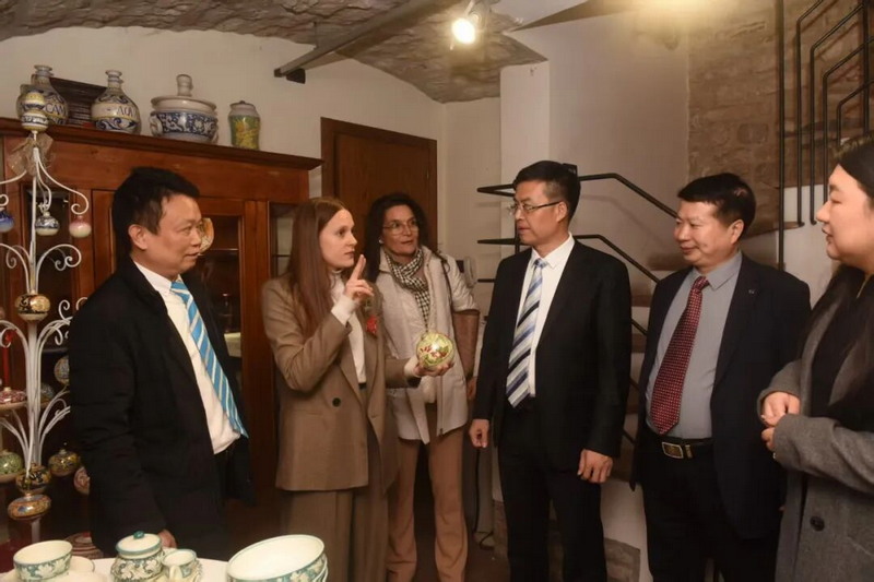 瓷艺为桥 人才为翼——中西陶瓷文化技艺交流的双向奔赴 - 憨鼠网