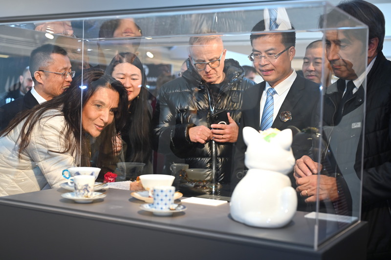 “白瓷之路——从德化到古比奥艺术展”举办 - 憨鼠网