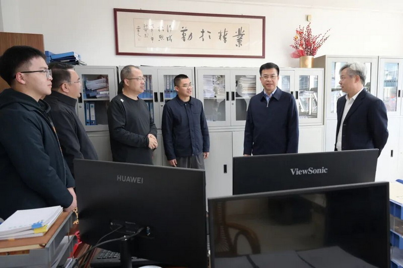 县长吴志朴走访慰问坚守岗位一线干部职工 - 憨鼠网