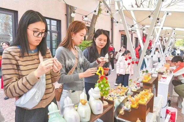 “市场马力足 消费热潮涌” - 憨鼠网