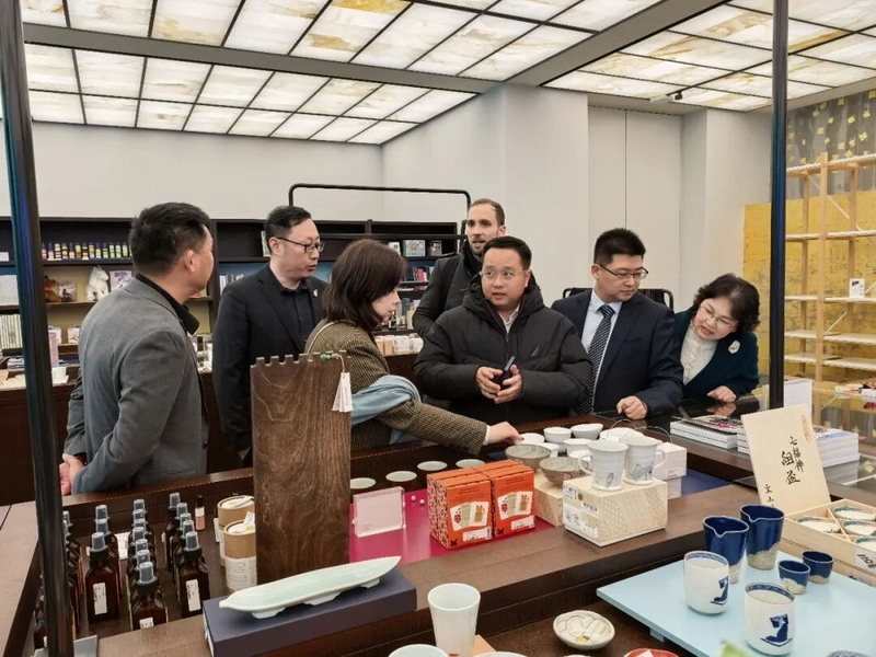 县委书记方俊钦率团与苏黎世里特贝尔格博物馆洽谈，搭建"中国白"国际传播新平台 - 憨鼠网
