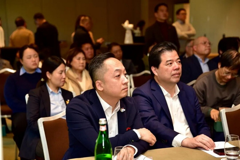 方寸之间见乾坤！德化陶瓷胸针“圈粉”瑞士，成国际交流“新名片” - 憨鼠网
