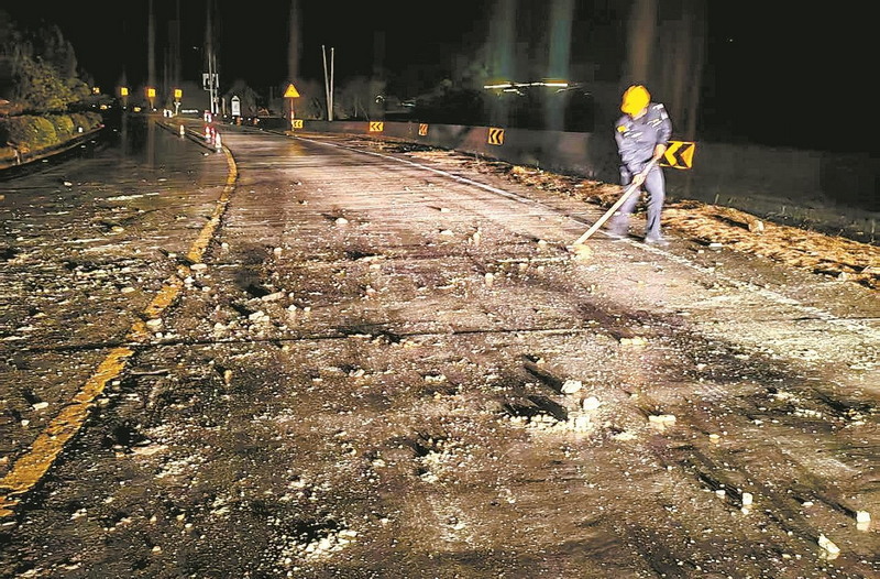 雨夜落石阻路 多方合力清障 - 憨鼠网
