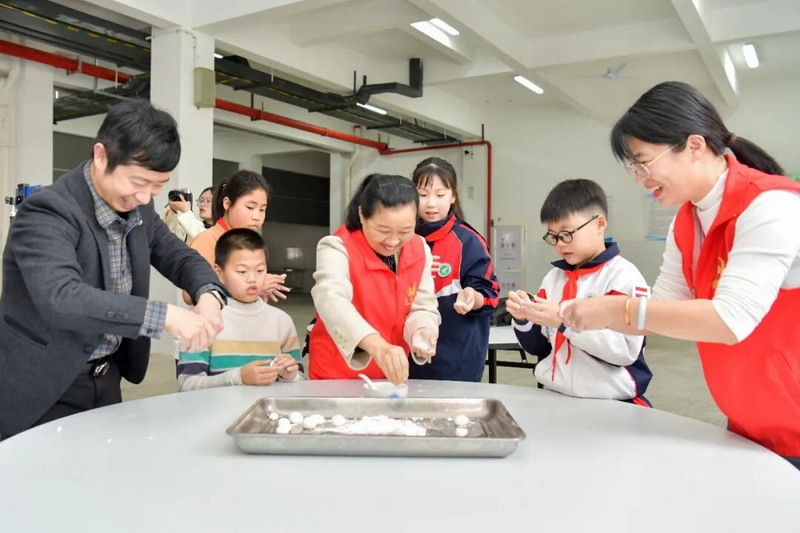 瓷都校园里，这碗汤圆藏着团圆与成长 - 憨鼠网