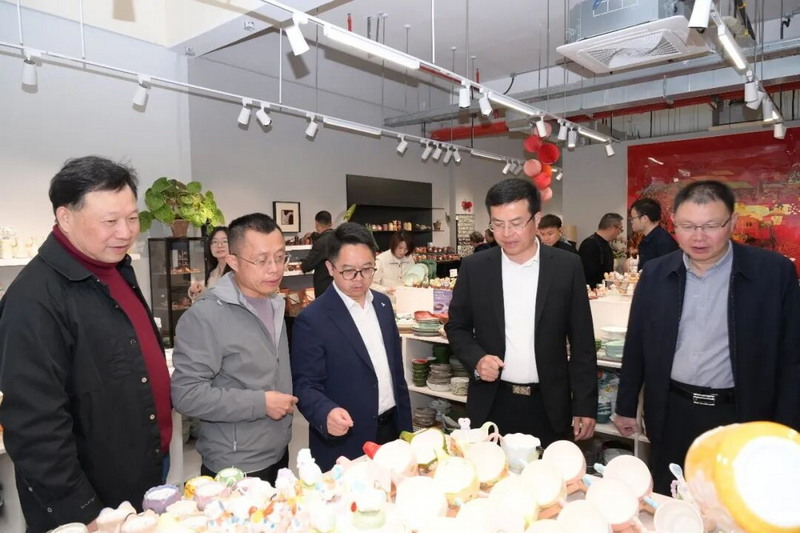 县长吴志朴一行赴无锡考察 - 憨鼠网