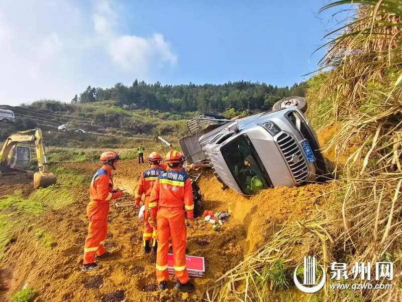 小货车翻入梯田 消防成功救出3人 - 憨鼠网
